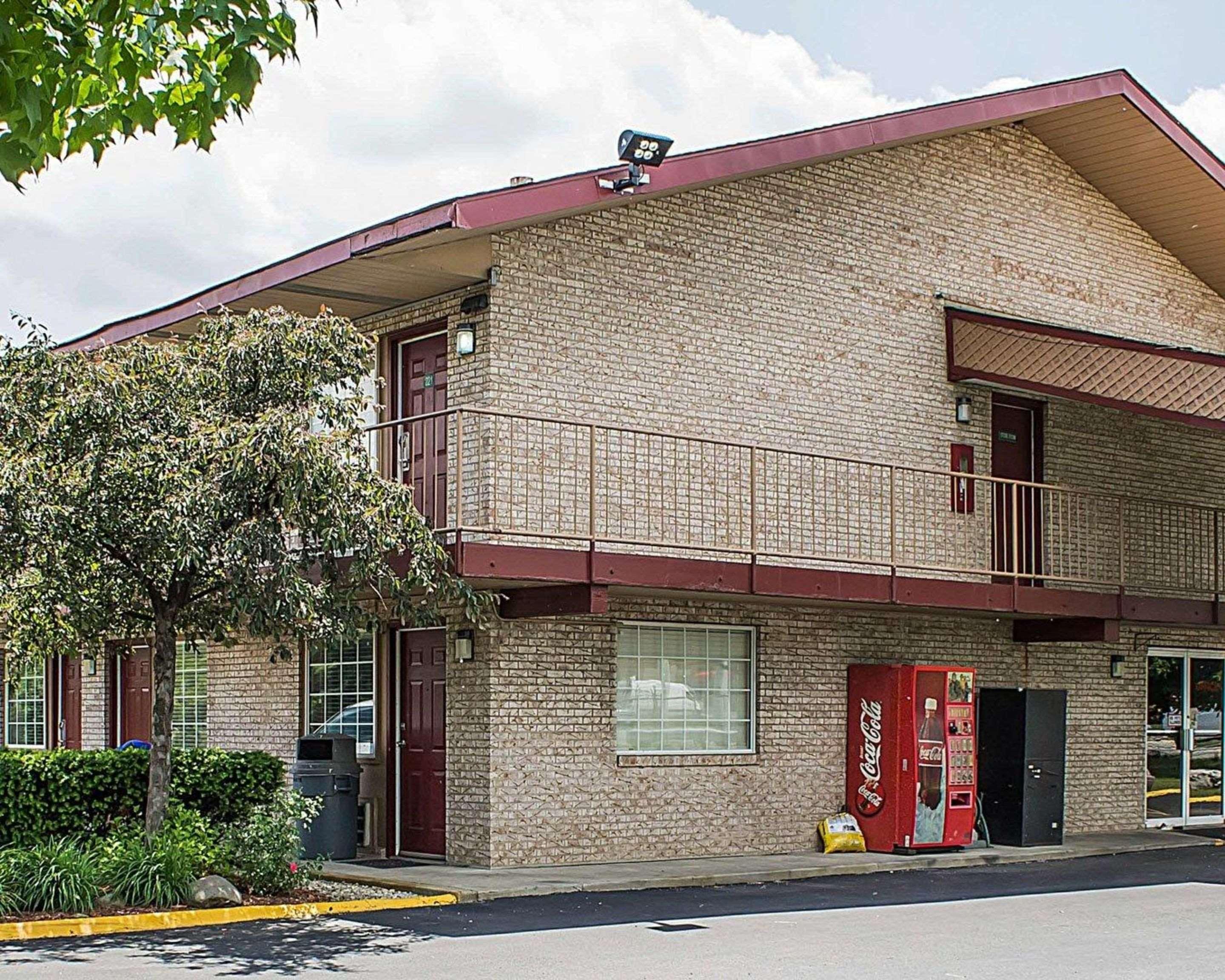Econo Lodge Columbus Bagian luar foto