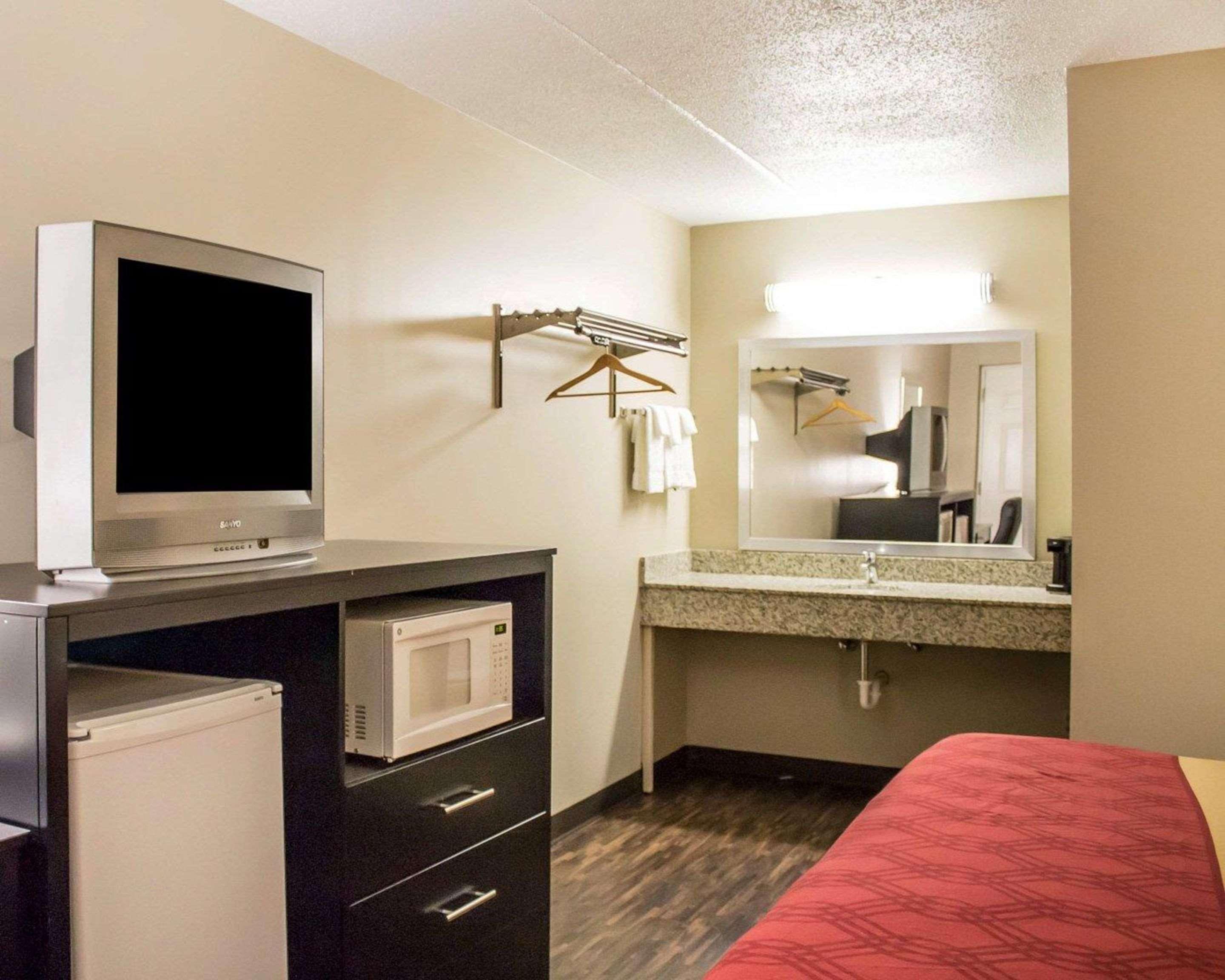 Econo Lodge Columbus Bagian luar foto